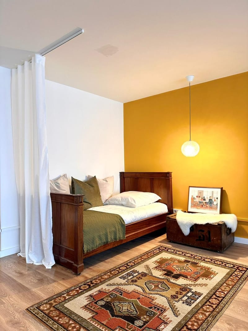 Antikes Holzbett mit Vintage-Truhe Nr. 51 in den Emmas Lofts